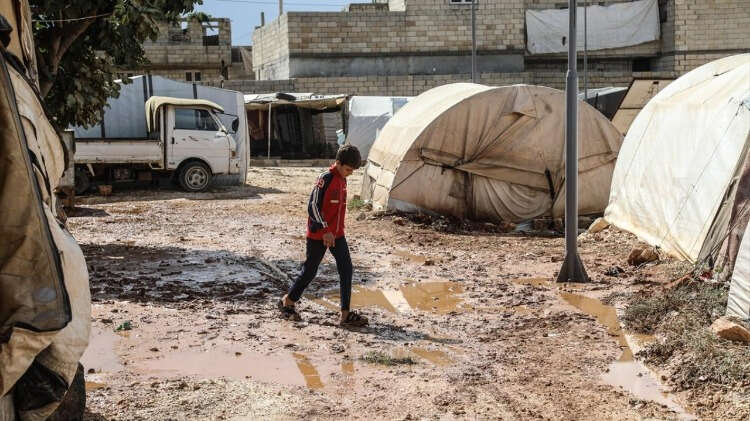 Suriye ordusu ile destekçilerin saldırılarından kaçan yüz binlerce sivil, Suriye`nin kuzeybatısında Türkiye`nin sınırında İdlib ilindeki derme çatma çadır kamplarda yaşıyor.