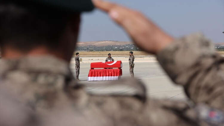 Şehit Şimşek`in naaşı cenaze aracıyla Gaziantep Havalimanı`na getirildi.