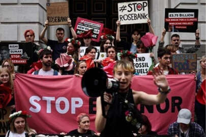 İklim aktivistleri bu kez de müzikali yarıda kesti!