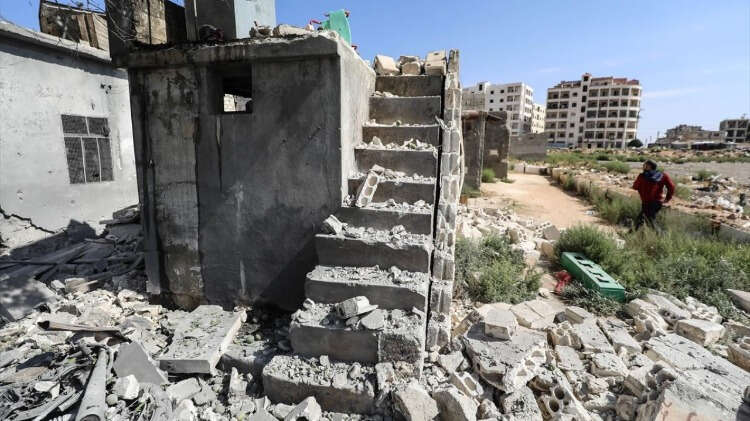 Şam yönetimi, İran destekli teröristler ve Rusya, saldırılara devam edip 4 bölgeden 3`ünü ele geçirerek İdlib`e yöneldi.