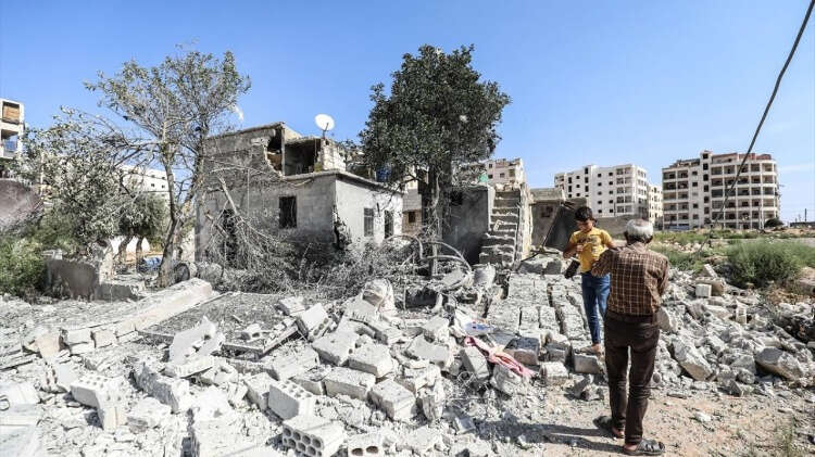 2017-2020 yıllarında saldırılardan kaçan yaklaşık 2 milyon sivil, Türkiye sınırına yakın bölgelere göç etmek zorunda kaldı.