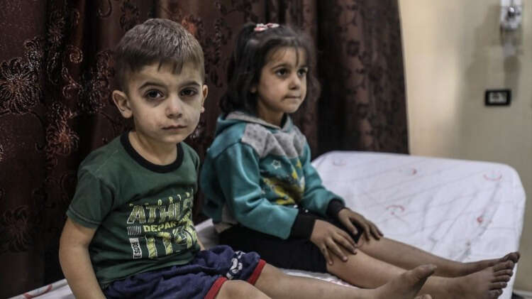 İdlib`in doğusundaki Serakib ilçesinde konuşlu Suriye ordusu ve destekçileri, İdlib kent merkezine karadan karaya atış yapan silahlarla saldırı düzenledi.