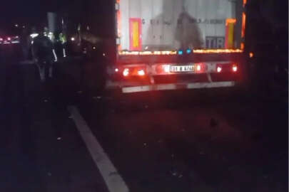 Bozulan kamyonu çekiciye yükleyen kişilere tır çarptı: 2 ölü