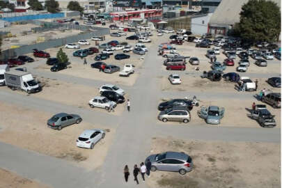 Bursa'da ikinci el oto pazarında sinek avı!