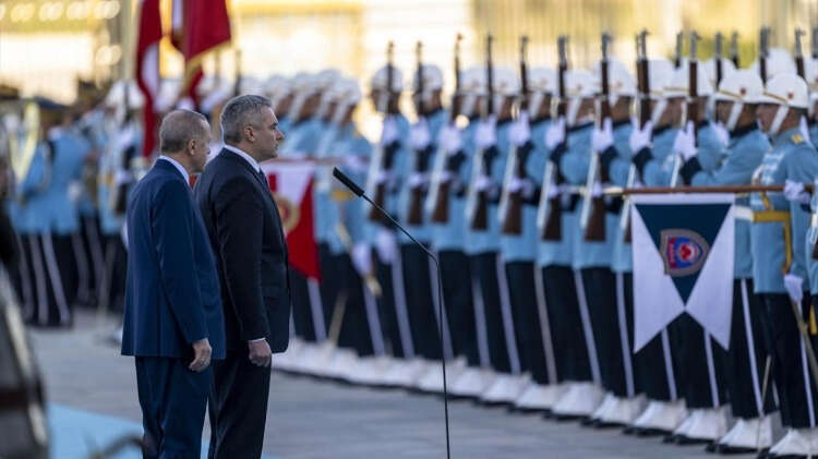 Nehammer`in bulunduğu makam aracını Cumhurbaşkanlığı Külliyesi önündeki caddede karşılayan süvariler, araca protokol kapısına kadar eşlik etti.