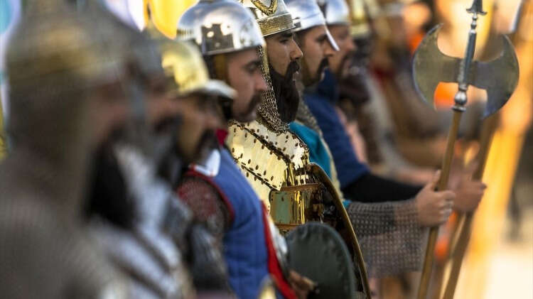 Erdoğan ve Nehammer`in tören alanındaki yerlerini almasının ardından 21 pare top atışı eşliğinde iki ülke milli marşları çalındı. Avusturya Başbakanı Nehammer, Muhafız Alayı Tören Kıtası`nı "merhaba asker" diyerek Türkçe selamladı.