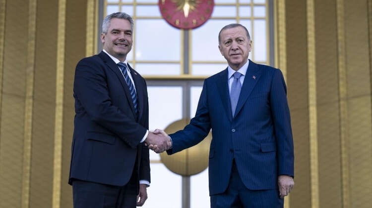 İki ülke heyetlerinin takdimi sonrasında Erdoğan ve Nehammer, merdivenlerde Türkiye ve Avusturya bayrakları önünde gazetecilere poz verdi.