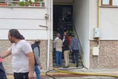 Bursa'da evin çatısında yangın çıktı! Yan binaya da sıçradı