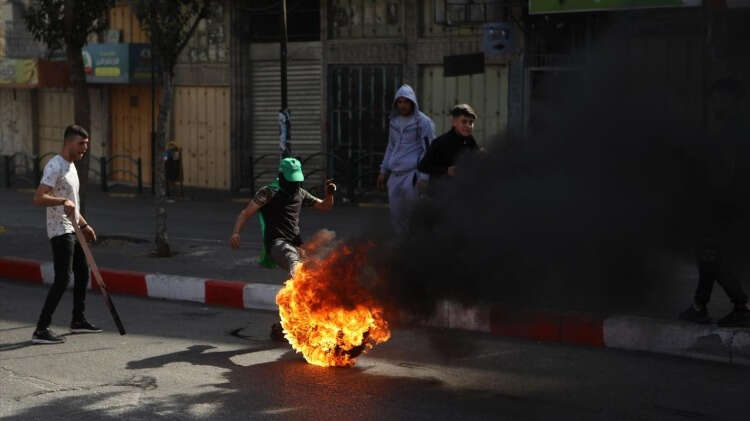 Yerel kaynaklardan alınan bilgiye göre, başta Ramallah olmak üzere Batı Şeria`nın tüm kentlerinde cuma namazı sonrası gösteriler yapıldı.