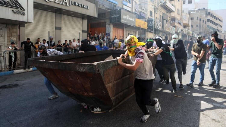 Ellerinde Filistin bayrakları ile Filistinli direniş gruplarının flamalarını taşıyan protestocular, İsrail`in işlediği suçlara tepki için yürüyüşler düzenledi.