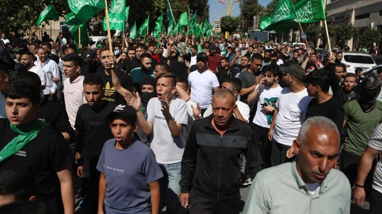 Filistinliler, İsrail`in Gazze`ye yönelik saldırılarına tepki gösterdi.