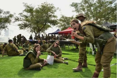 Saldırı emri bekleyen İsrail askerlerinden ilginç pozlar