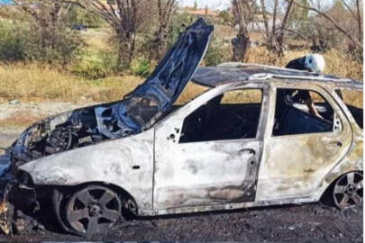 Çakmağı çaktı, sürücü alev alan araç içerisinde kaldı