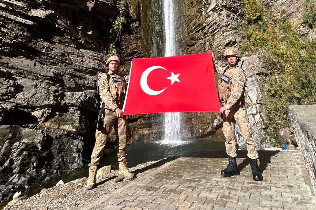 Bitlis'te jandarma personeli üst bölgelerinde Türk bayrağı açtı