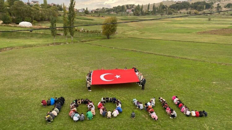Bu kapsamda, İlçe Jandarma Komutanlığı personeli, üst bölgelerinde Türk bayrağı açtı.