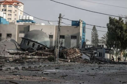 İsrail, Gazze'de bir camiyi daha bombaladı!