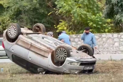 Bursa'da yağışlı havada kontrolden çıkan araç takla attı!