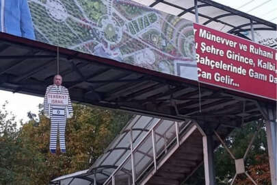 Netanyahu'nun maketini üst geçide astılar!