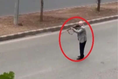 Elinde tüfekle sokağa çıktı! Ortalığı ayağa kaldırdı..