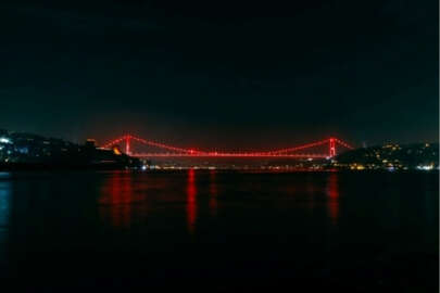 Türkiye'nin sembol yapıları kırmızıya büründü