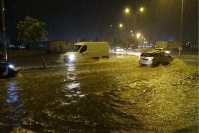 Çanakkale’de cadde ve sokaklar göle döndü