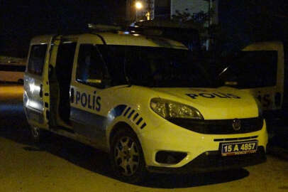 Drift yapan ehliyetsiz sürücü polis aracına çarptı