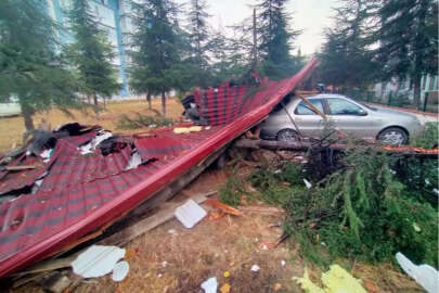 Edirne'de şiddetli fırtına, çatılar arabanın üzerine uçtu