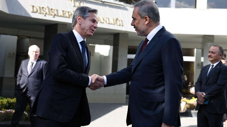 Ankara Vali Yardımcısı Nazlı karşıladı Blinken`ı, Esenboğa Havalimanı`nda, ABD`nin Ankara Büyükelçisi Jeffry Flake, Dışişleri Bakanlığı Amerika`dan Sorumlu İkili Siyasi İşler Genel Müdürü Büyükelçi Yaprak Balkan, Ankara Vali Yardımcısı Namık Kemal Nazlı ve çok sayıda yetkili karşıladı.