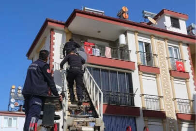 Ev sahibi tahliye kararı aldırdı! Satır ve bıçakla balkonda...