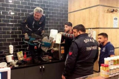 Kolunu kıyma makinesine kaptırınca makineyle hastaneye getirildi