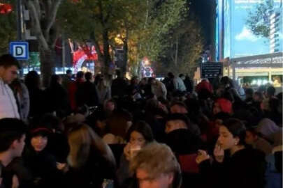 Kozmetik mağazasının açılışı için geceden sıraya girdiler