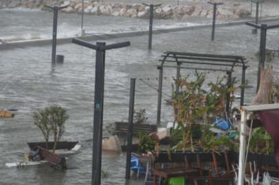 Öğle saatlerinden itibaren hızlandı! Deniz taştı her yer sular altında kaldı