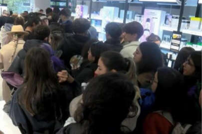 Yüzlerce kişi hediye için tüm gece kuyruk bekledi