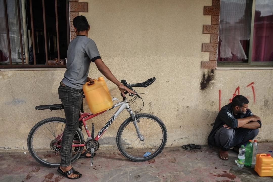 Gazze'de hastaneye sığınan Filistinliler zor şartlar altında yaşamlarını sürdürüyor