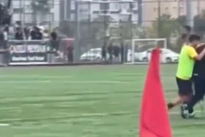 Hakemin kararını beğenmeyen futbolcular oturma eylemi yaptı