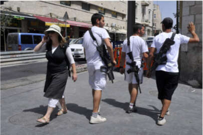 İsrail'de sokaklar ve AVM'ler silahlı sivillerle doldu