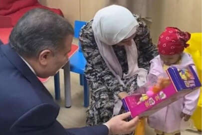Bakan Koca, Mısır'da Filistinli kanser hastası çocuklarla buluştu