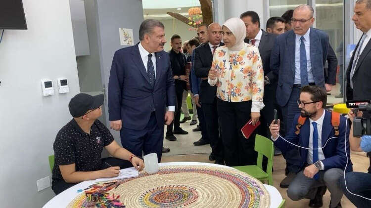 Mısır Sağlık Bakanı Halid Abdulgaffar ile "57357 Çocuk Kanser Hastanesi"ne ziyarette bulunan Bakan Koca, burada, Gazze`den getirilen kanser hastası çocuklarla buluştu.