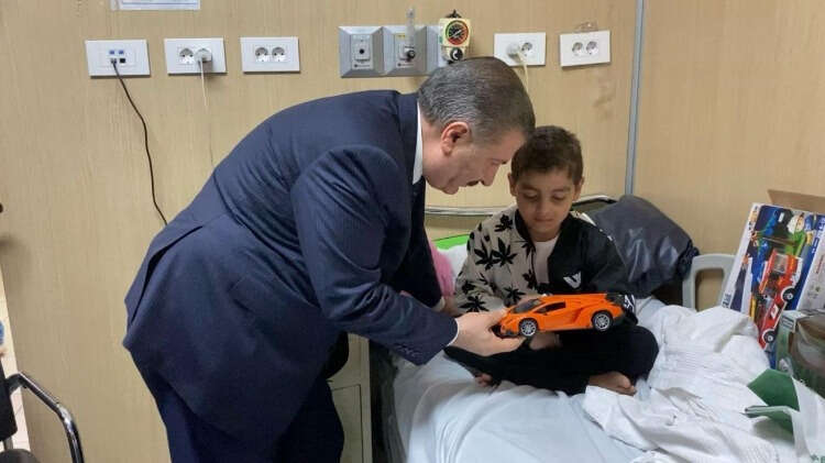 Bakan Koca, İsrail`in saldırılarında bütün ailesini kaybeden ve anneannesinin gözetiminde hastanede tedavi gören Gazzeli Mücahit isimli bir çocukla da yakından ilgilendi.