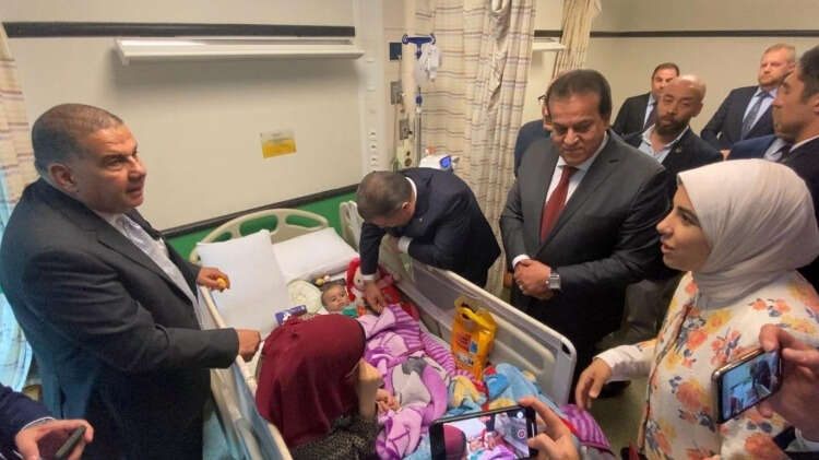 Çocuklar ve aileleriyle tek tek sohbet edip oyuncak hediye eden ve doktorlardan sağlık durumları hakkında bilgi alan Koca, hastanenin resim ve müzik terapi odalarında çocukların yaptığı çalışmaları da inceledi.