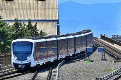 Seyir halindeki metro raydan çıktı!
