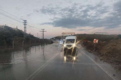 Bursa Gemlik’te sel suları yolu kapattı, trafik aksıyor