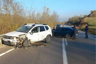 Bursa'da 2 araç kafa kafaya çarpıştı!