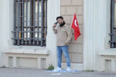 İlginç eylem! İsrail bayrağına basıp kafasına silah dayadı