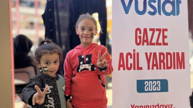 Derneğin bu kapsamda Gazzeli çocuklar için eğlence programı düzenlediği, Han Yunus`taki etkinlikte çuval yarışı, resim, çember kapma ve şiir okuma yarışmaları yapıldığı, palyaço gösterisi sunulduğu ve oyuncak dağıtımı yapıldığı ifade edildi.