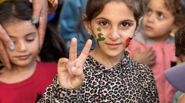 Dernekten yapılan açıklamada, İsrail`in Gazze Şeridi`ne yönelik saldırılarının başlamasının hemen ardından "Acil Yardım Çağrısı" ilan edilerek bölgede yakıt, giyim, su, hijyen paketi, tıbbi malzeme, sıcak yemek ve gıda yardımında bulunulduğu belirtildi.