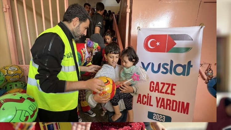 İsrail`in Gazze`ye düzenlediği saldırılar sonrasında yaraları sarmak için ivedilikle harekete geçtiklerini ifade eden Taştan, her zaman kardeş Filistin halkının yaralarını sarmak için mücadele edeceklerini belirtti.