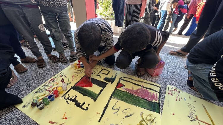 İşgalci İsrail ordusunun Gazze`ye düzenlediği saldırıların en çok çocukları etkilediğine işaret edilen açıklamada, savaşın çocuklarda açtığı yaraların farkında olan Vuslat Derneğinin yaşlarının ötesinde zorluklarla mücadele eden Filistinli miniklerin yanında olduğu vurgulandı.