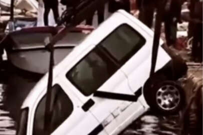 Denize düşen araç vinç yardımıyla çıkarıldı