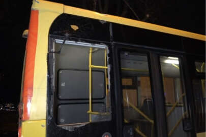 Bursa'da otobüsün üzerine çatı uçtu! Yaralılar var